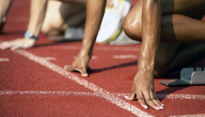 九游体育下载_队徽猜猜乐，可爱小姐姐的足球知识大考验引爆网络