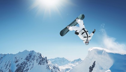 九游娱乐_绿茵轨迹谜题，从青涩到传奇，猜猜这位足坛巨星是谁？