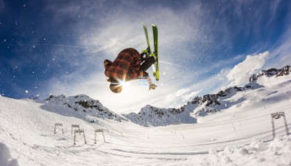 九游体育下载：铿锵玫瑰再绽绿茵！中国女足逆转夺冠，亚洲杯赛场彰显不屈斗志
